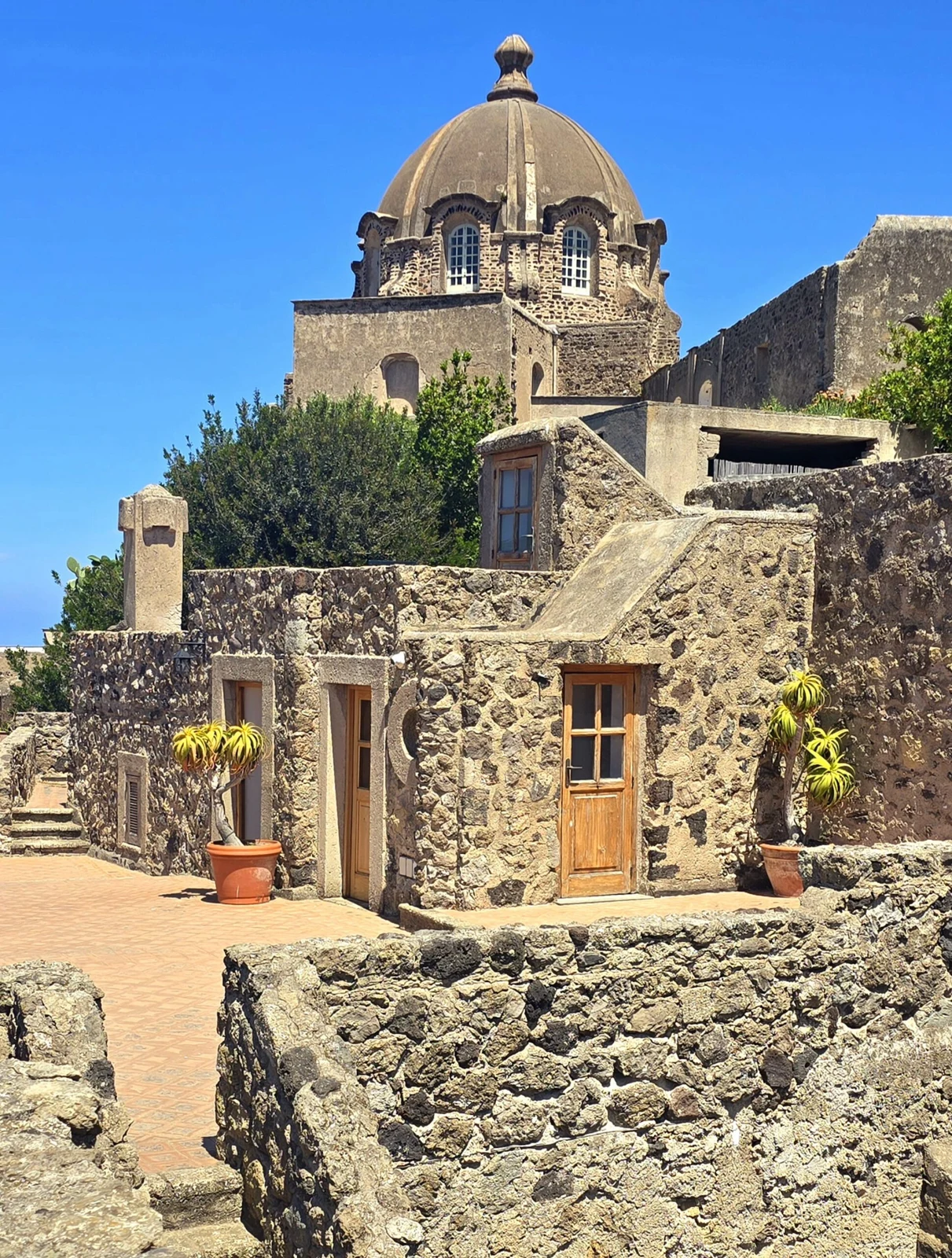 Kamenné uličky a hradná architektúra na ostrove Ischia