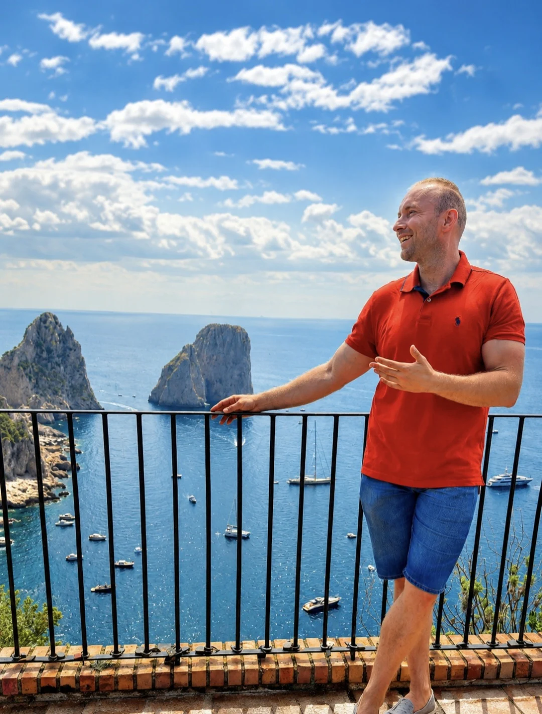 Martin s výhľadom na more a skalné útvary Faraglioni na Capri