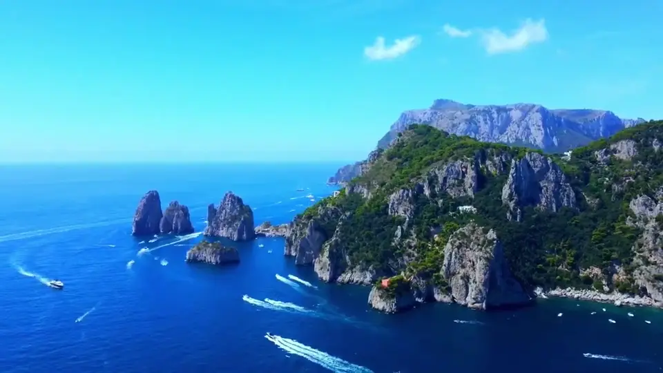 Záber z pôvodného úvodného videa Amalfi a Capri