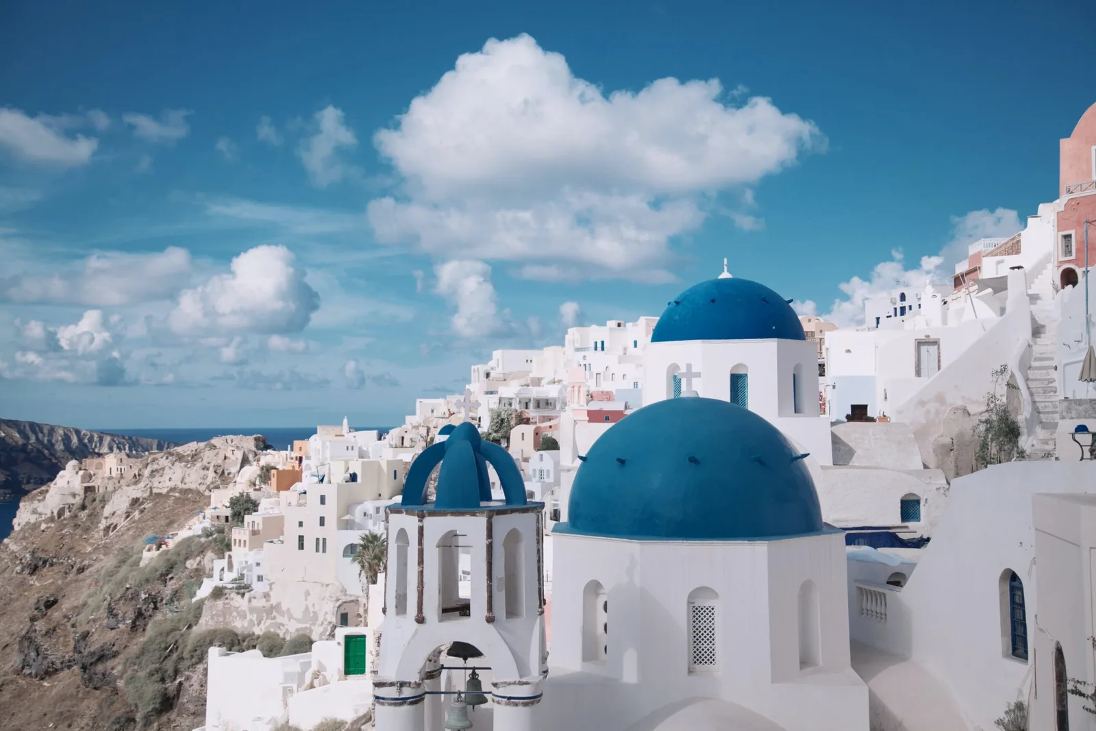 Biele domčeky Santorini nad Egejským morom