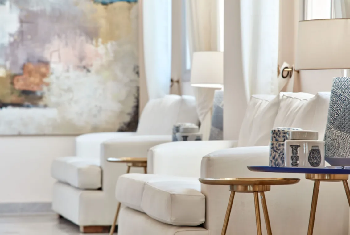 Svetlý interiér Santo Miramare Resort na Santorini