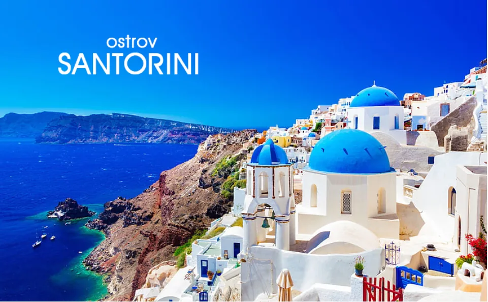 Biele domčeky Santorini s výhľadom na kalderu